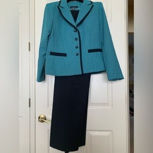 Womens 2 pc team/black pant suit size 14